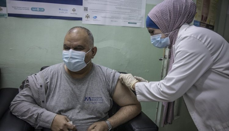 Vaccino COVID-19, la scelta coraggiosa della Giordania: vaccinazione prima ai rifugiati