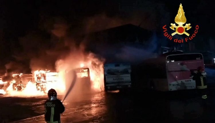Reggio Emilia, vasto incendio nel deposito degli autobus Seta: Vigili del Fuoco impegnati a domare il rogo 1