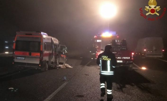 Ambulanza della Croce Rossa si schianta contro tir: 4 feriti, gravi le condizioni della 41enne medico 1