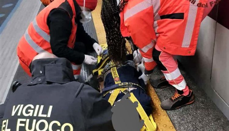 Roma, tenta di attraversare i binari: giovane travolta dalla metro A 1