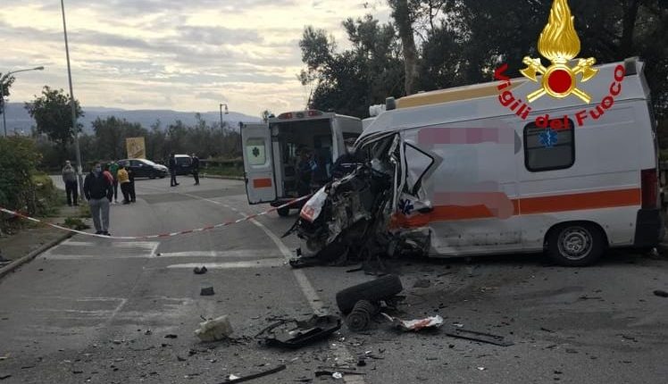 Lamezia Terme, incidente violentissimo tra ambulanza e furgoncino: tre feriti, due erano sull'autoambulanza