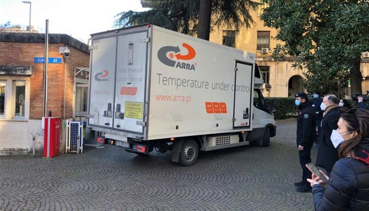E' arrivato in Italia il vaccino anti Covid di Moderna: ecco come funziona