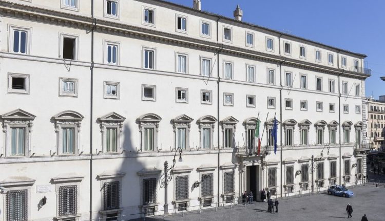 Covid, verso nuove regole: no spostamenti tra regioni e stop movida