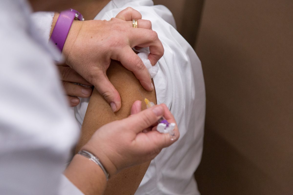 Covid, Bologna schiera squadre vaccinali per la fase 2: somministrazione di vaccino anche a domicilio