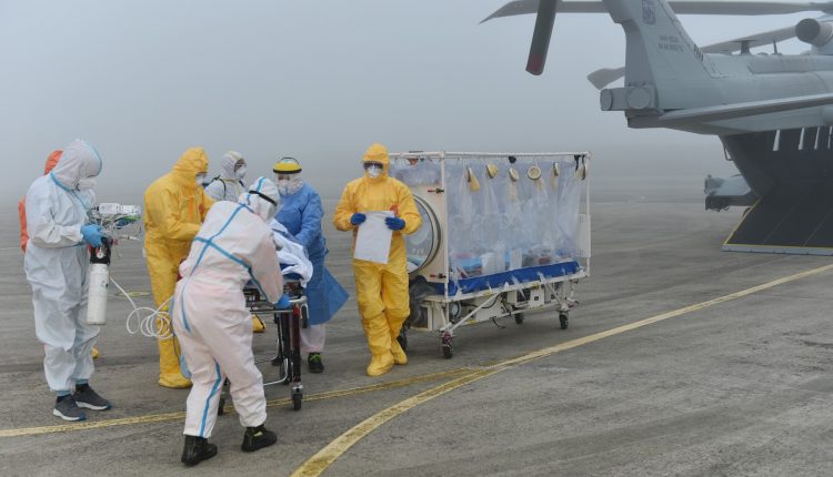 COVID-19, pazūdošs trauksmes zīmējums biokontenimentā da un elicottero HH-101 dell'Aeronautica Militare FOTOGALERIJA 3