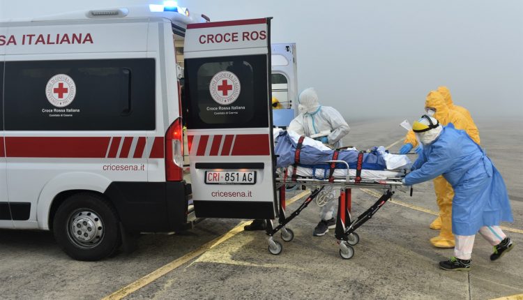COVID-19, paziente in gravi condizioni trasportato in biocontenimento da un elicottero HH-101 dell'Aeronautica Militare FOTOGALLERY 8