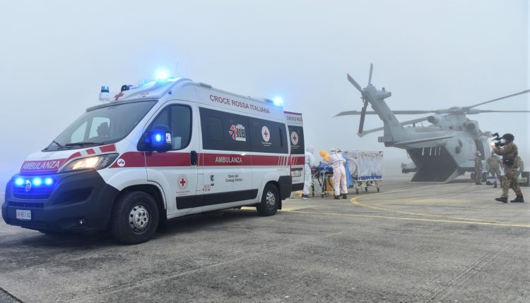 COVID-19, paziente in gravi condizioni trasportato in biocontenimento da un elicottero HH-101 dell'Aeronautica Militare FOTOGALLERY 7