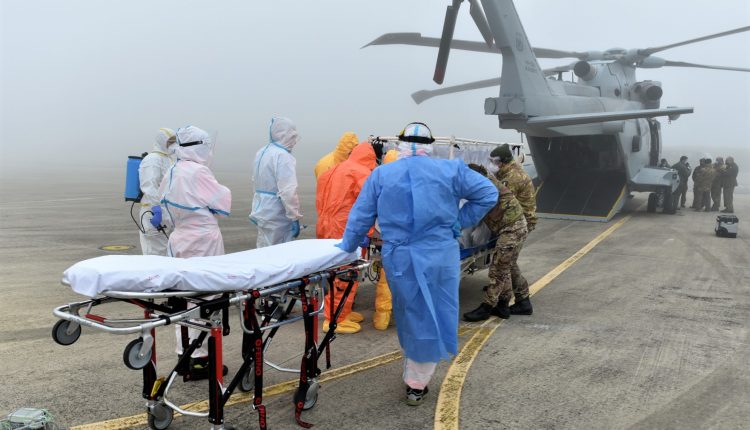 COVID-19, paziente in gravi condizioni trasportato in biocontenimento da un elicottero HH-101 dell'Aeronautica Militare FOTOGALLERY 13