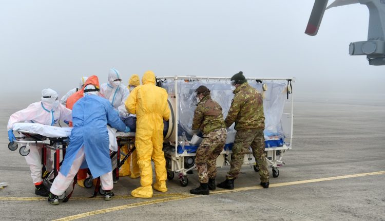 COVID-19, paziente in gravi condizioni trasportato in biocontenimento da un elicottero HH-101 dell'Aeronautica Militare FOTOGALLERY 10
