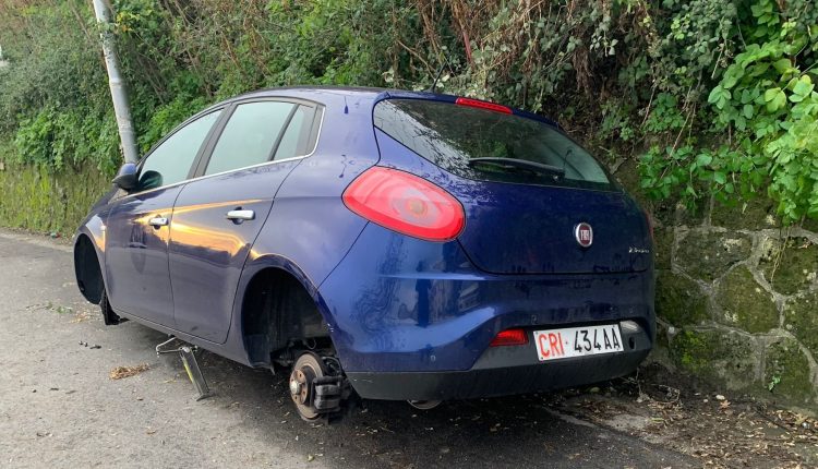 Catanzaro, rubate le gomme di auto della Croce Rossa: “gesto vile”