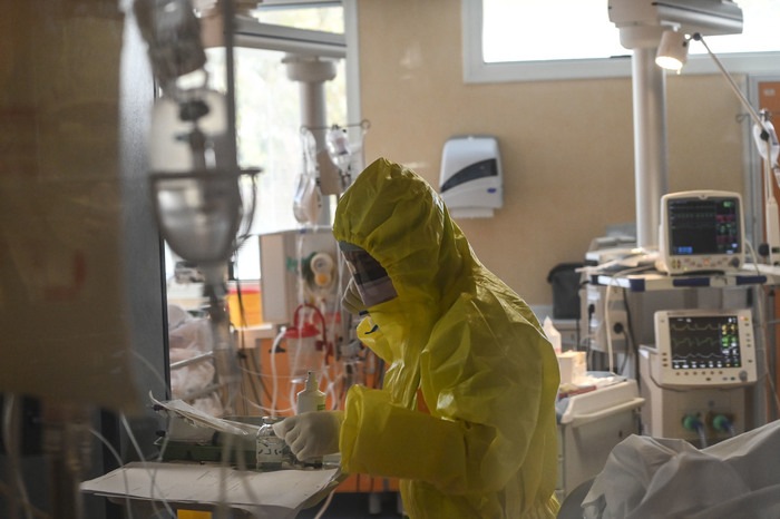 Covid , Gimbe: “Troppi contagi, servono più restrizioni o estate peggio del 2020”