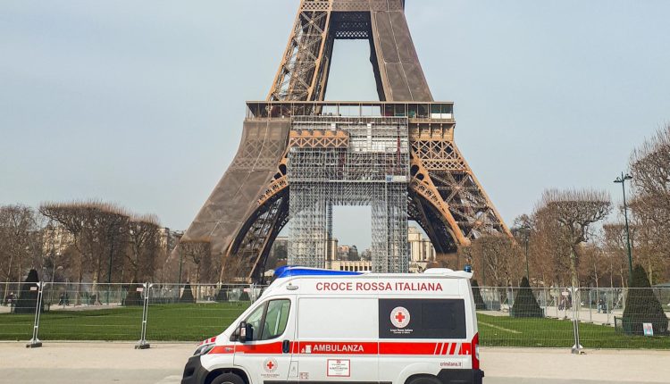 Trasporto sanitario internazionale, ambulanza della Croce Rossa da Parigi a Milano per paziente 87enne