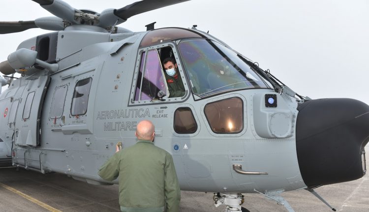 COVID-19, pazūdošs trauksmes zīmējums biokontenimentā da un elicottero HH-101 dell'Aeronautica Militare FOTOGALERIJA 14