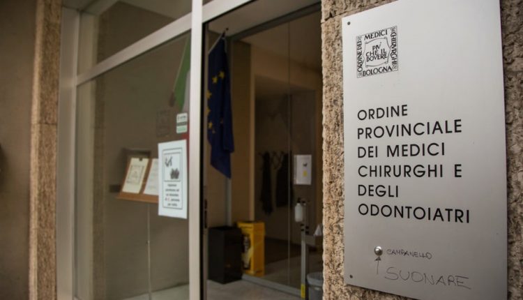 Vaccino anti Covid, medici no vax a Bologna. L’Ordine: valutiamo provvedimenti 1