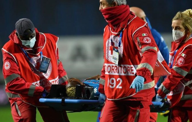 Calcio, ambulanza in campo: trauma cranico per Osimhen, crisi epilettica per Dziczek