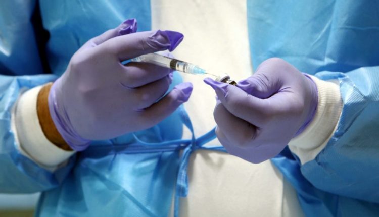 Vaccino Covid a Over 80, parlano medici di base della Lombardia: “Da lunedì è caos”