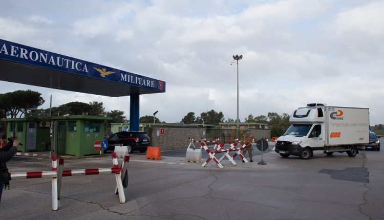 Vaccino Covid-19 di Moderna: arrivate le prime 66mila dosi, attivato hub nazionale dell'Aeronautica Militare 1