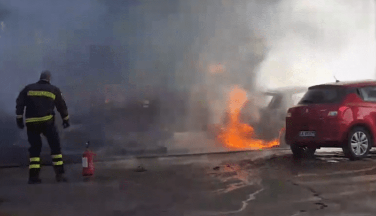 Roma, in fiamme il pulmino per il trasporto disabili: due squadre dei Vigili del Fuoco al lavoro