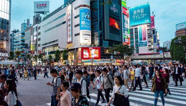 Stato di emergenza da Covid: a Tokyo maxischermi per mostrare quanta gente c’è in strada
