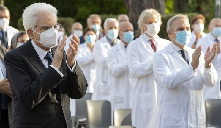 Giornata del personale sanitario, Mattarella: “Riconoscenza per chi lotta in prima linea”