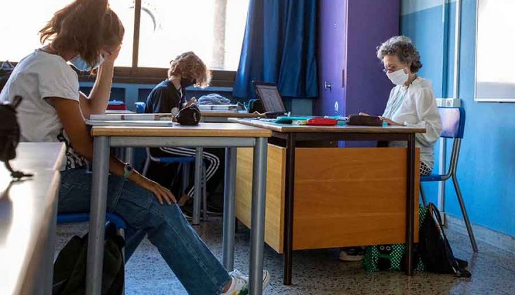 Covid, 31 contagi nelle scuole di Napoli: riunione unità di crisi, ordinanze di stop in arrivo?