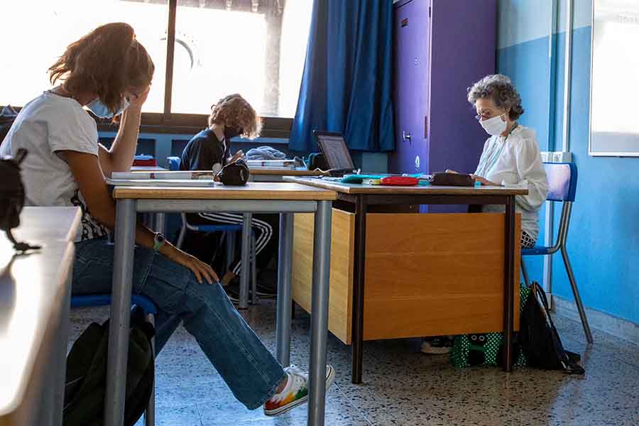 Covid, 31 contagi nelle scuole di Napoli: riunione unità di crisi, ordinanze di stop in arrivo?