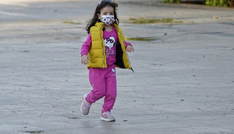 Covid, sì alle mascherine chirurgiche ai bambini dai 12 mesi: l'articolo su Jama