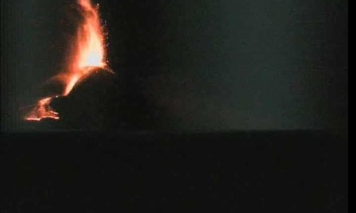 Etna, nella notte ancora un’eruzione: chiuso lo spazio aereo su Catania. Protezione civile monitora la situazione