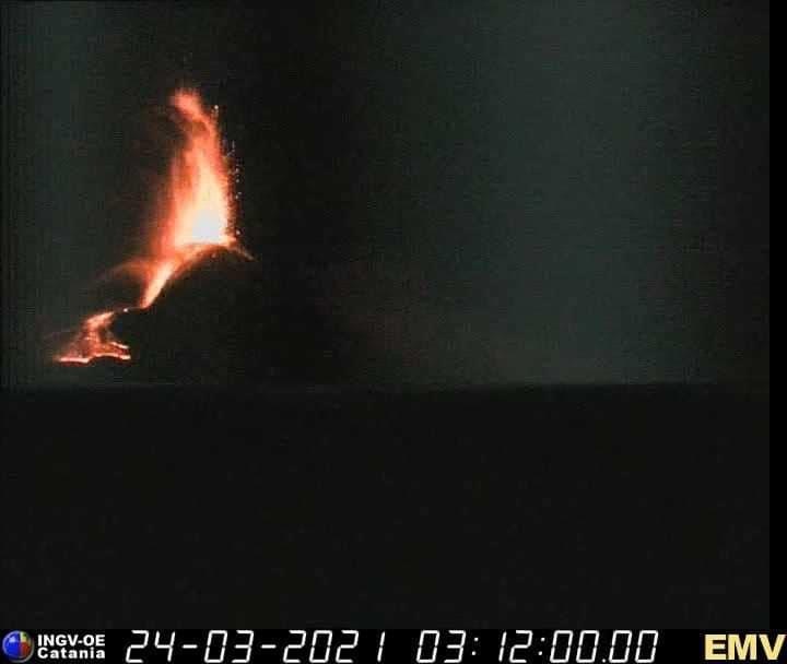 Etna, nella notte ancora un’eruzione: chiuso lo spazio aereo su Catania. Protezione civile monitora la situazione