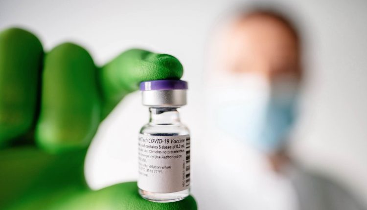 Malattie rare, pazienti a Speranza: “Vaccinazione Covid prima a fragili e caregiver”