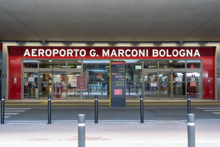 Bologna, punto tamponi all’aeroporto primo passo per voli Covid free
