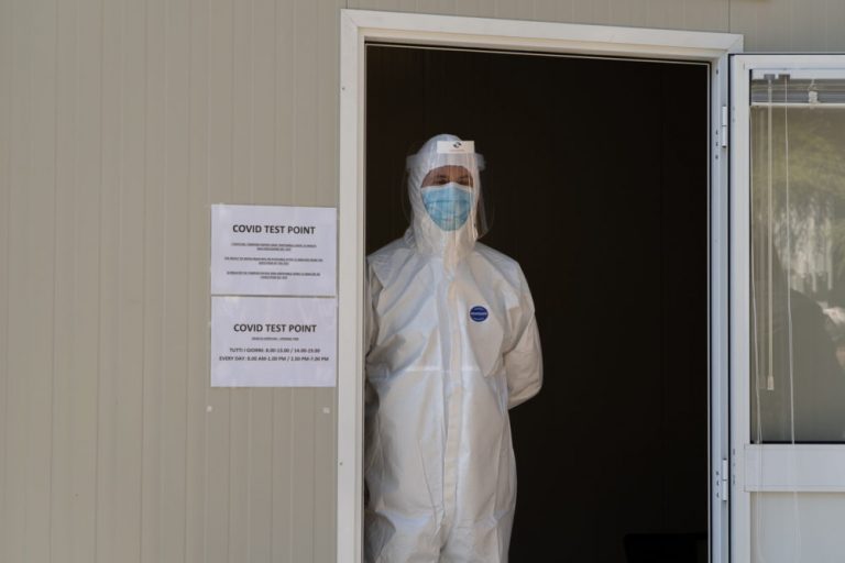 Bologna, punto tamponi all’aeroporto primo passo per voli Covid free