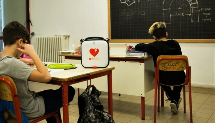 Soccorso nei plessi scolastici, dal Ministero dell’Istruzione il finanziamento per l’acquisto di defibrillatori