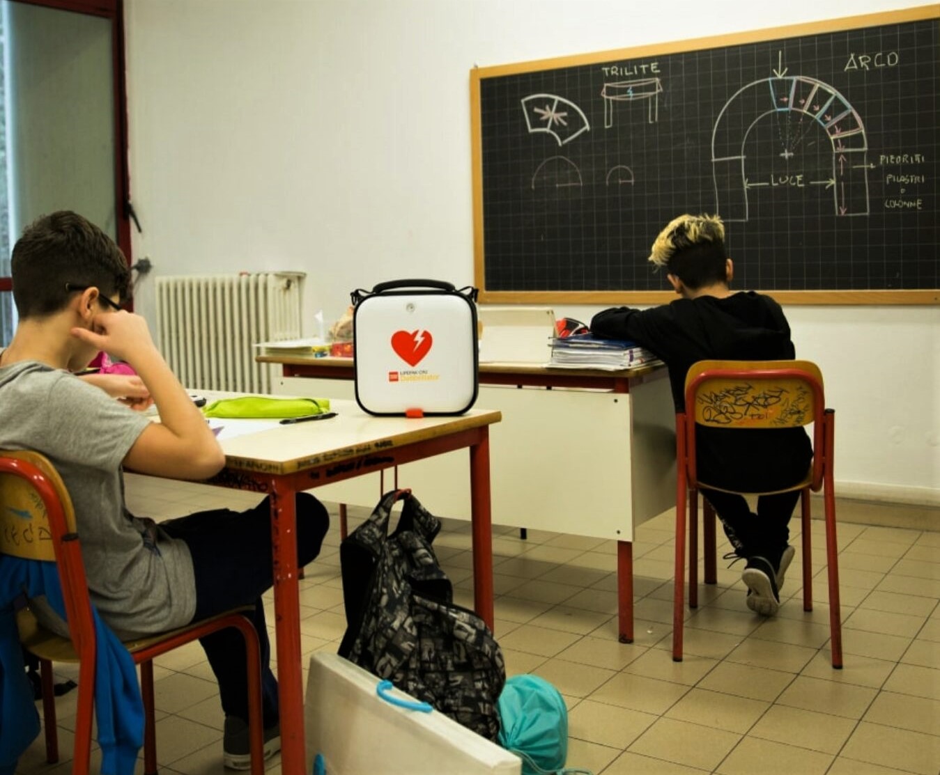 Soccorso nei plessi scolastici, dal Ministero dell’Istruzione il finanziamento per l’acquisto di defibrillatori