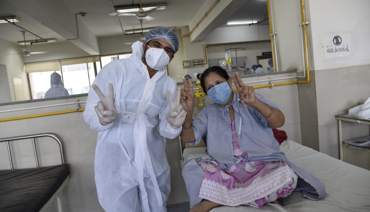 Ahmedabad (India): l'ospedale GCS celebra la Giornata internazionale dell’ infermiere con i pazienti COVID