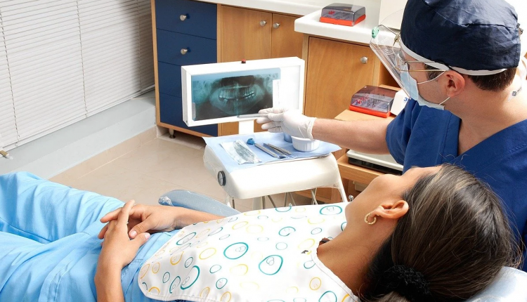 Si fingono dentisti e le tolgono cinque denti sani: truffata 45enne a Reggio Emilia
