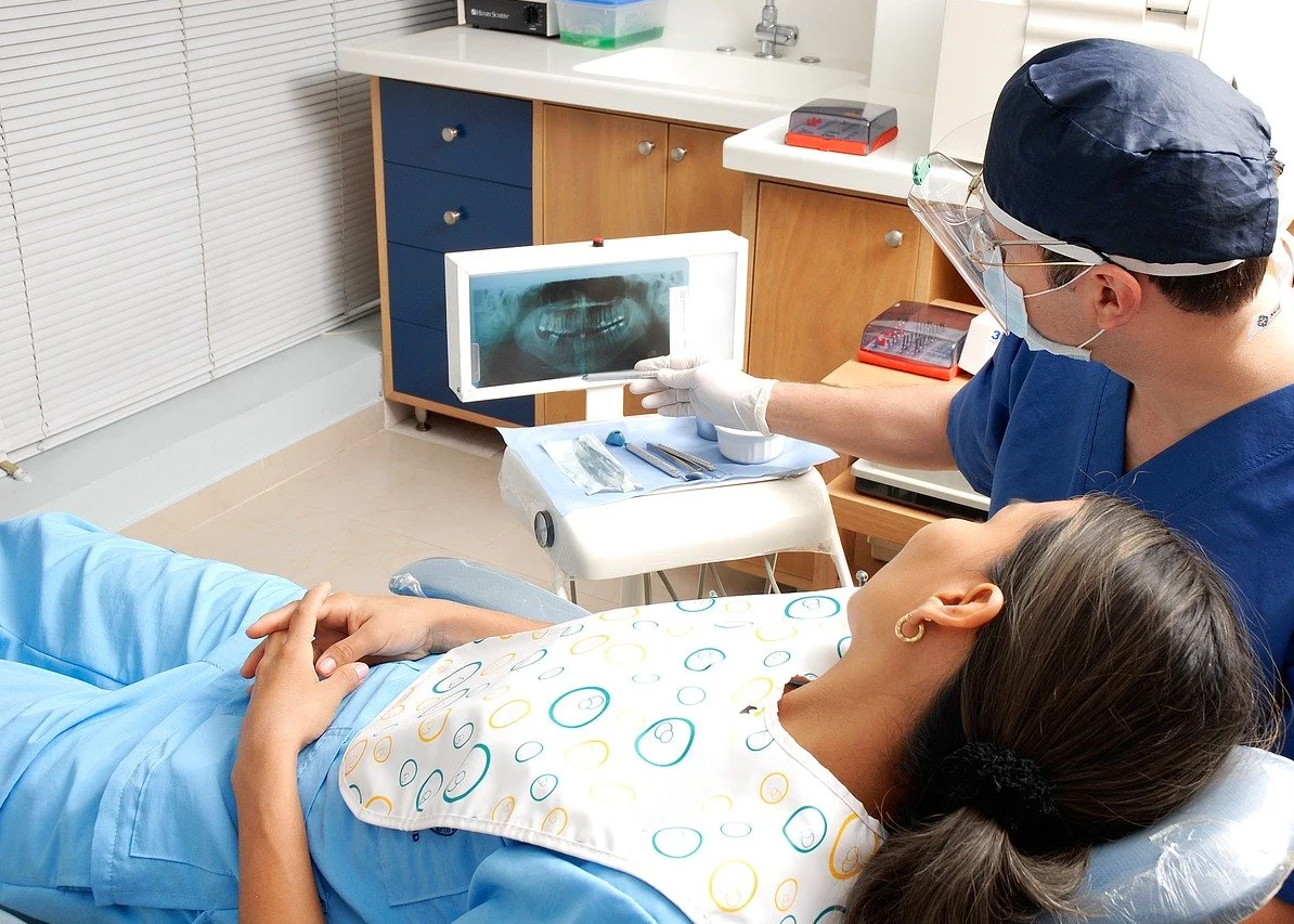 Si fingono dentisti e le tolgono cinque denti sani: truffata 45enne a Reggio Emilia