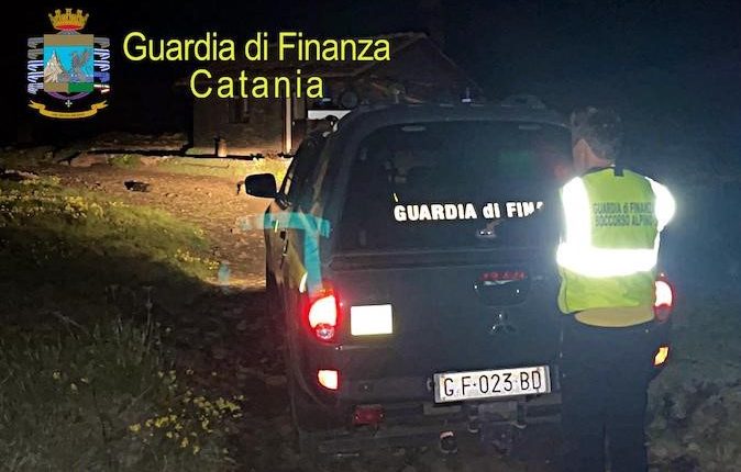 CNSAS e Soccorso Alpino GdF in intervento congiunto: soccorsa un’escursionista rimasta ferita sull’Etna
