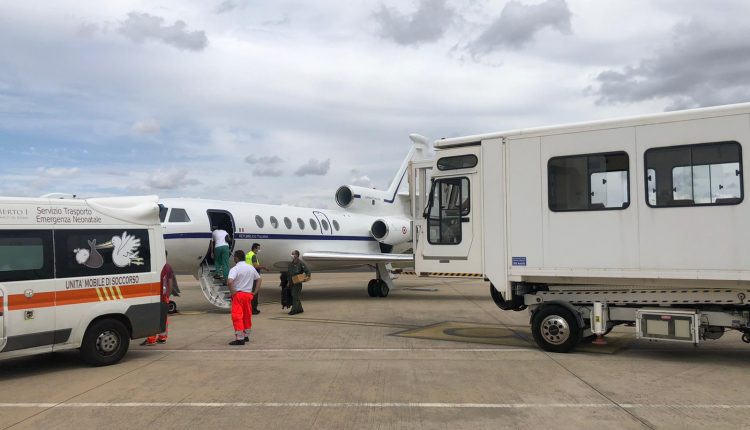 Volo salva-vita: neonato di appena 10 giorni trasportato d’urgenza da Cagliari a Roma
