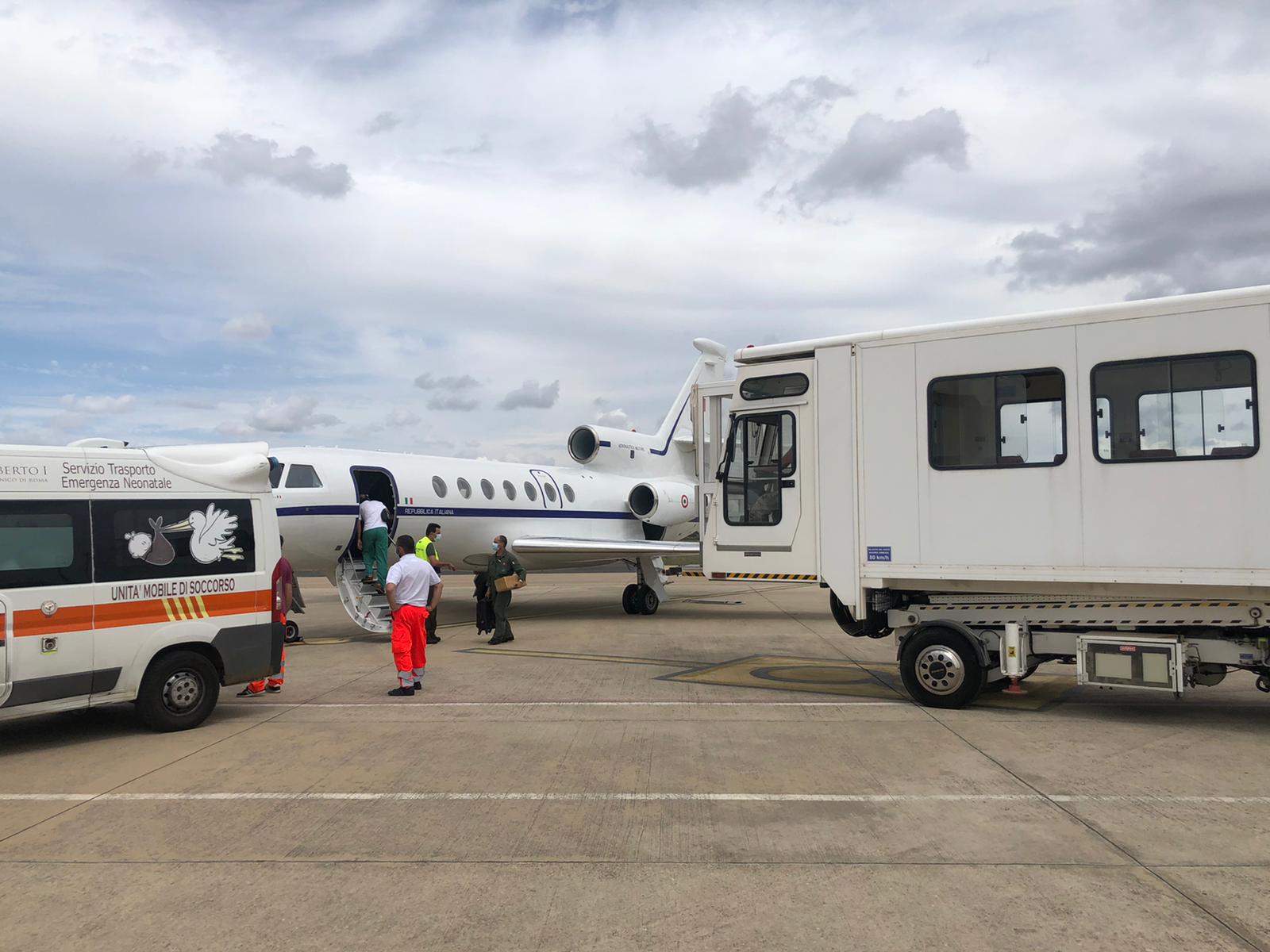 Volo salva-vita: neonato di appena 10 giorni trasportato d’urgenza da Cagliari a Roma