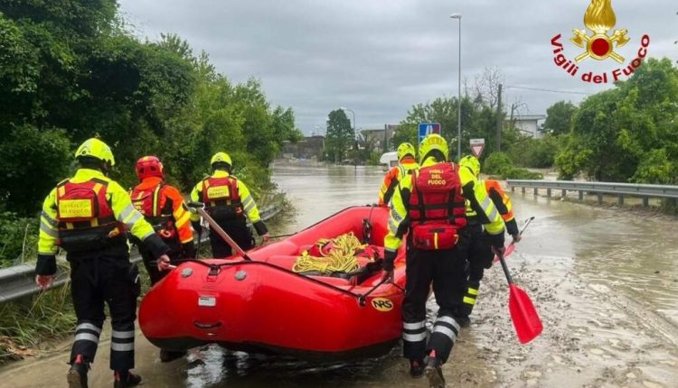 Maltempo Emilia Romagna e Marche, l'impegno dei Vigili del fuoco