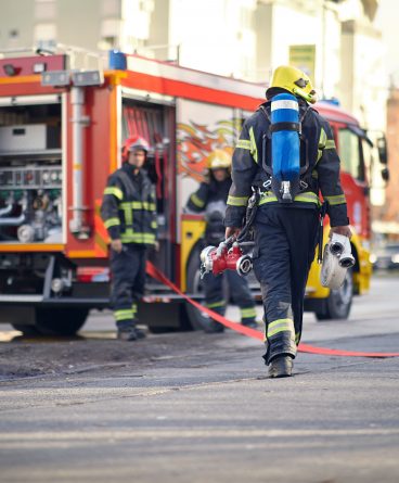 サウジアラビアのアル・ナスラ岩層の裂け目は非常に完璧なので、自然がこれほどきれいな裂け目を作ることができたのではないかと多くの人が疑問に思っています。