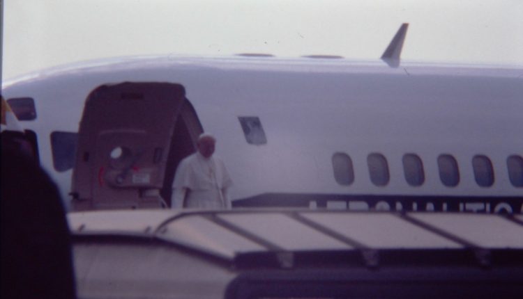 Aeroporto di Decimomannu 18.10.1985 – Il Papa esce dall’aereo