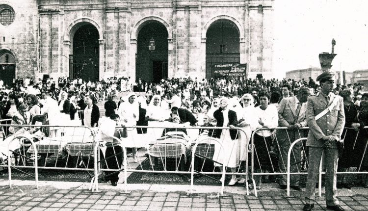 Cagliari 20.10.1985 – Basilica di Bonaria - Pazienti nel sagrato