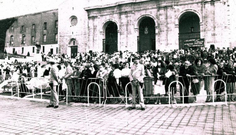 Cagliari 20.10.1985 – Basilica di Bonaria – Fedeli nel sagrato