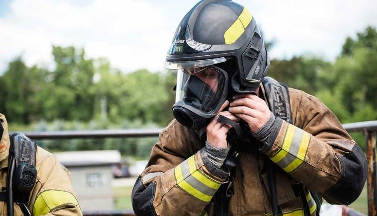 Ārkārtas tiešraide Drošības ķiveres glābšanas darbiniekiem: sertifikāti un idejas labā attēla iegādei 4