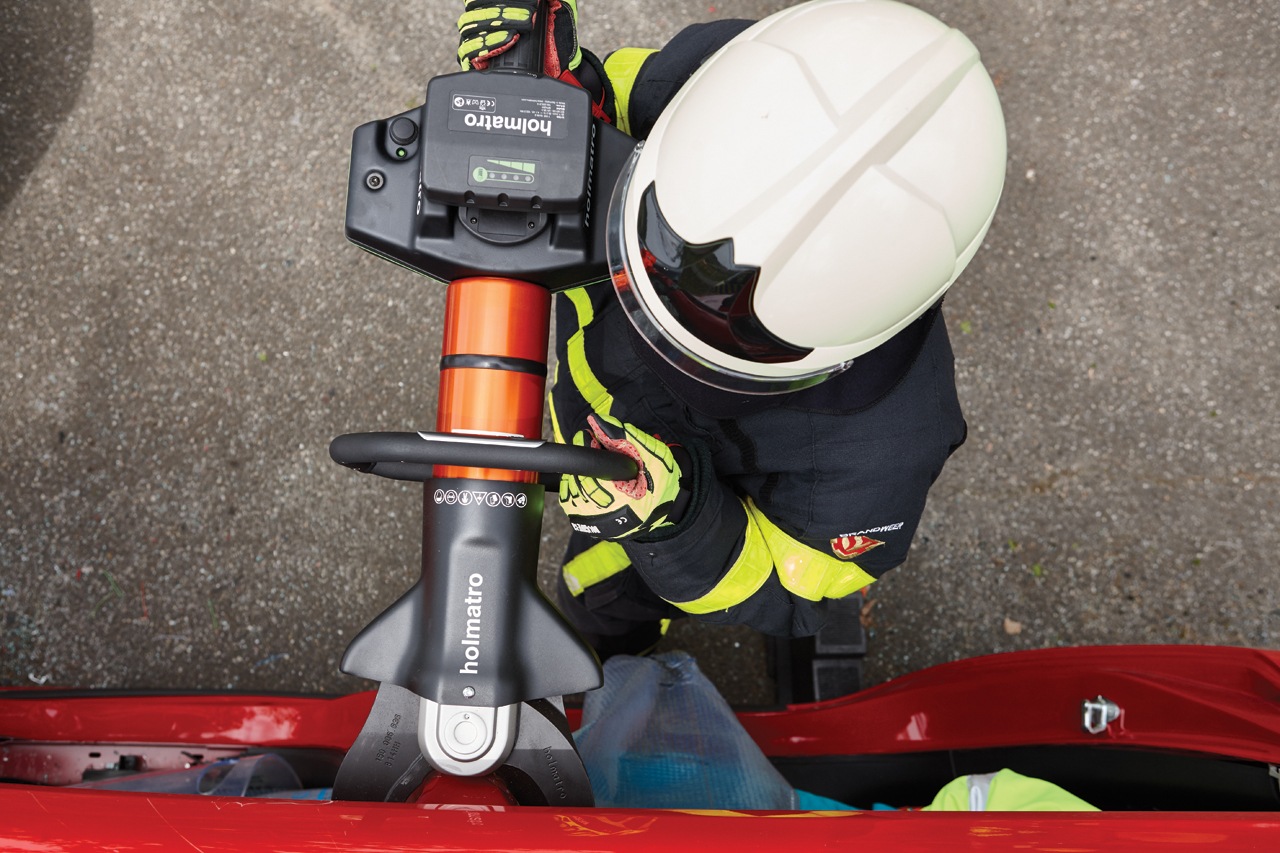 Emergency Live | Lighter and more ergonomic: Holmatro launches new 5000 series cutters image 1