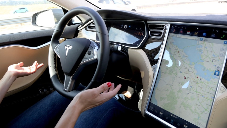 Hasil gambar untuk Mobil Autopilot Tesla"