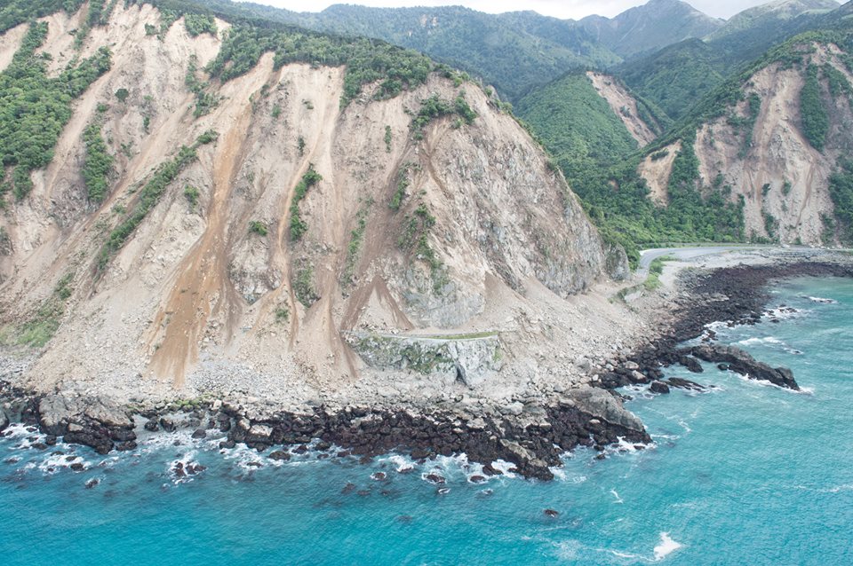 Emergency Live | 7.8 Magnitude earthquake shakes New Zealand image 4