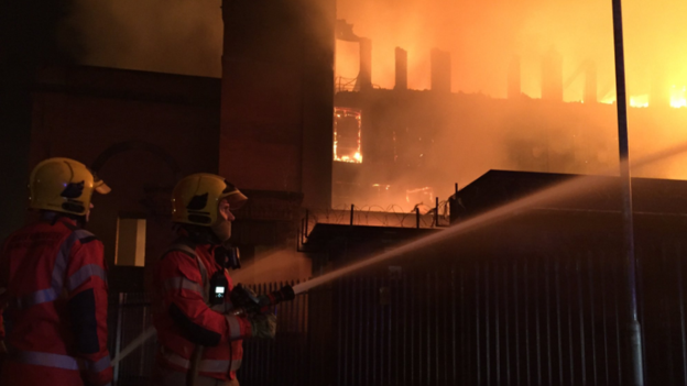 Emergency Live | Oldham paper mill fire in Manchester, look the remotely control platform of the GM Fire Brigade